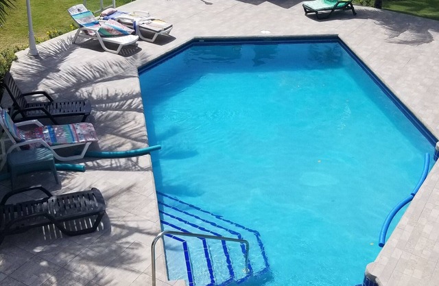 Villa de estilo resort de lujo con piscina en Coronado, a 3 minutos a pie de la playa