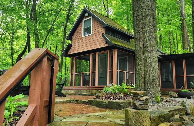 Luxury Romantic Retreat w/ Hot Tub, Cabin in Woods, Perfect for Special Occasion