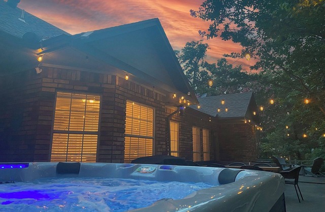 Luxury-Sleeps16-SPA-GameRoom-FirePit-Casino-EV-Pet