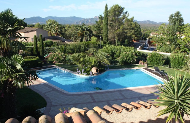 Estudio de lujo en la villa con piscina climatizada, aire acondicionado