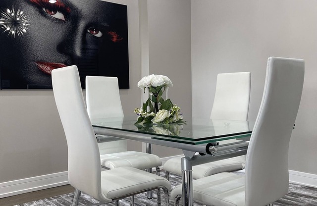 Luxury suite with 3 Bedrooms 10 min to downtown 5 min to university of Chicago
