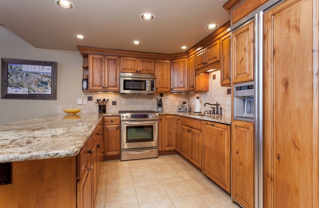 Luxury, Top-Floor, Ski-In/Ski-Out Condo w/Fireplace, Balcony & Shared Hot Tub