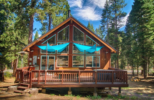 Luxury Truckee Chalet w/ Hot Tub, Deck & Workspaces – Near Donner + Tahoe