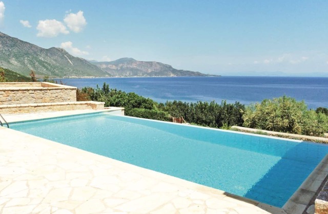 VILLA DE LUJO EN POULITHRA