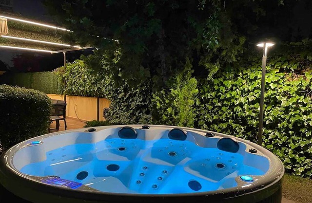 MODERNA CASA DE LUJO CON JACUZZI EN EL JARDIN