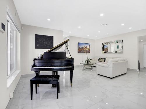 Luxury Villa with Heated Pool, Jaccuzzi, Gym, Games and More