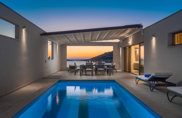 Villa de lujo - Piscina privada climatizada, a 20 m de playa privada, vista increíble!
