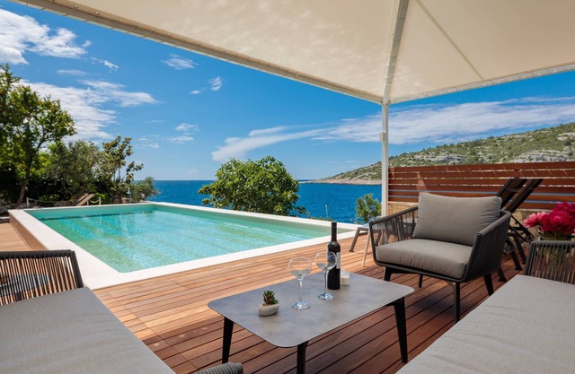 Villa de lujo con piscina climatizada, a 15 metros del mar, total privacidad.