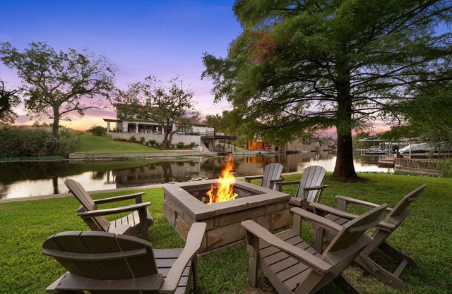 Luxury Waterfront Farmhouse - Fire Pit, Chef's Kitchen-Poker Table -Sleeps 24