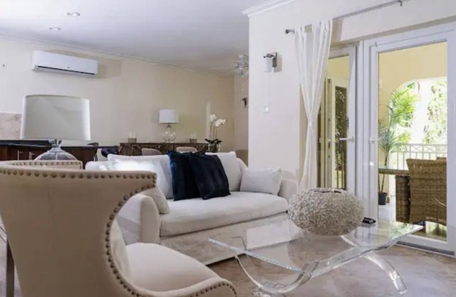 LUXURY WEST COAST KING BED CONDO 3 MIN WALK TO BEACH