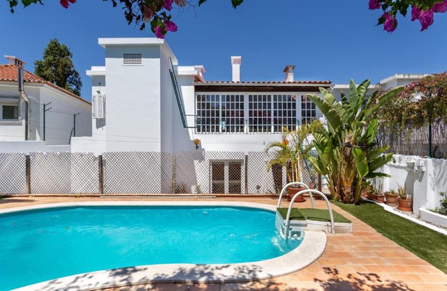 Lx Villa -10m to downtown,14 ppl,heatable pool and lift