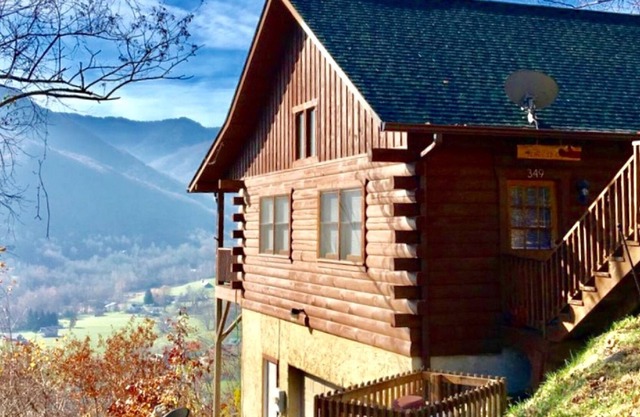 MAGGIE FAVORITE 3/3 FAMILY LOG CABIN con GRANDES VISTAS, SALA DE JUEGOS GRANDES Y TINA CALIENTE