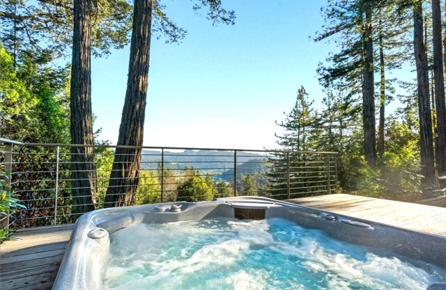 MagicMadrone-Astonishing Views!Chill Home Top of Redwoods!Stylish,HotTub/WiFi