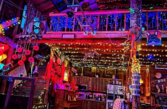 MAGICAL barn with outdoor shower/tub Bock's Jukejoint barn