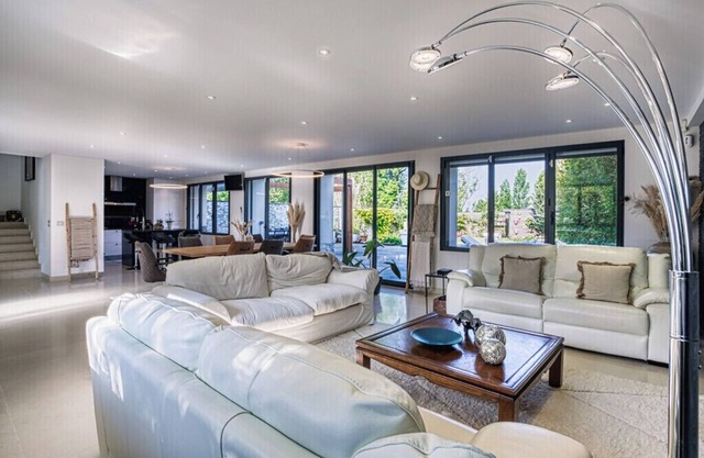 Magnificent villa with swimming pool, near Versailles and Paris