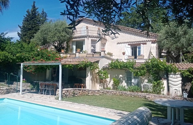 Magnificent, charming villa 10 minutes' walk from the villages, in a peaceful setting