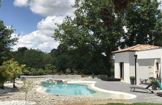 Magnífica casa moderna de 250m2 climatizada con piscina privada tipo laguna.