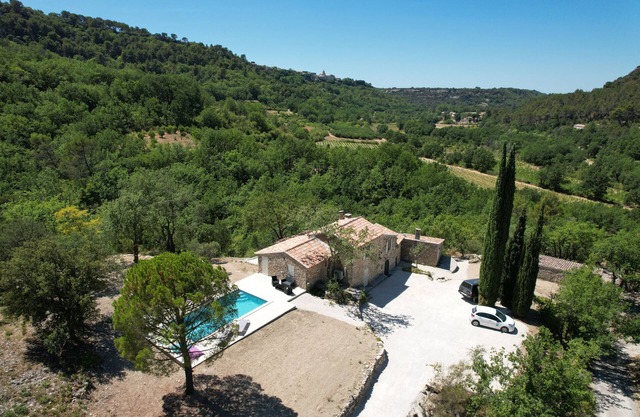 MAGNIFICENT RESTORED MAS WITH VIEW ON THE HEIGHTS OF VENASQUE