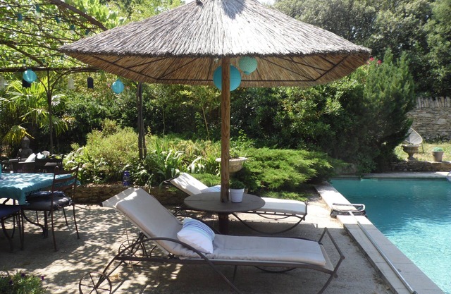 Magnificent stone mazet in fenced property.