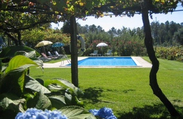 Magnifica casa en piedra, con jardín y espacios verdes.