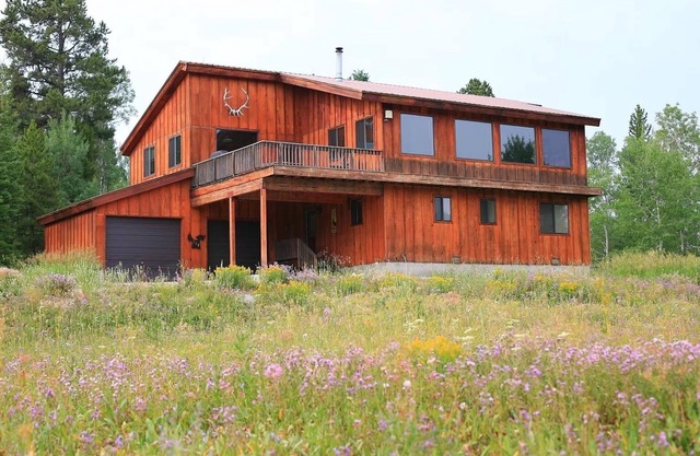 Magníficas vistas, casa de 3,000 pies cuadrados, 7 millas al oeste de Yellowstone, ¡Nuevo jacuzzi!
