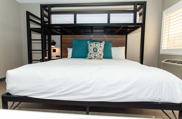 Magnolia Tree Hotel - Near Anaheim Convention Center