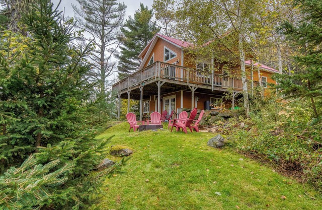 Bonita casa espaciosa con acceso a Rangeley Lake y los senderos de motos de nieve.