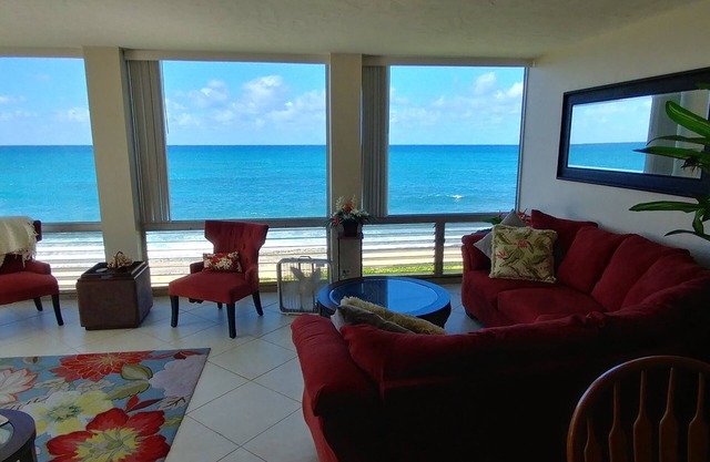 Maili Cove Beachfront Get Away: piscina, mar y puestas de sol