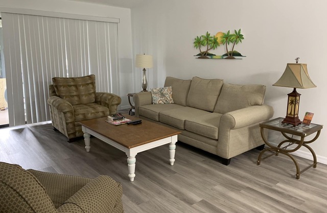 Escapada en el piso principal en West Bradenton, Florida (complejo de condominios de 1 piso)