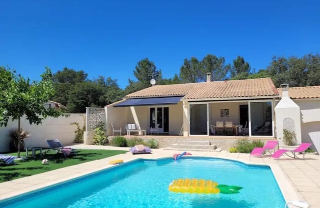 Maison Avec Piscine, à 10 Minutes de Nîmes