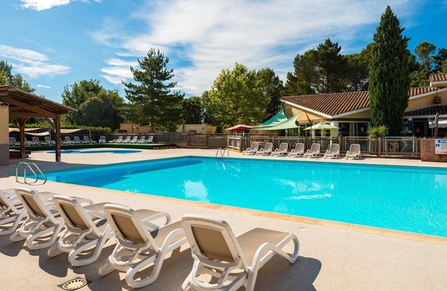 Maison lumineuse avec terrasse | Accès saisonnier à la piscine!