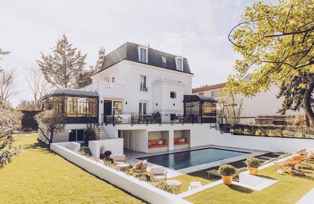 Maison de Prestige Avec Piscine Extérieure à Quelques pas de Paris ...!