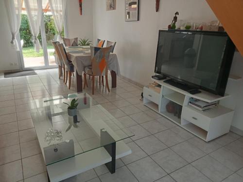 Maison de vacances avec terrasse couverte pour 6 près des plages et commodités