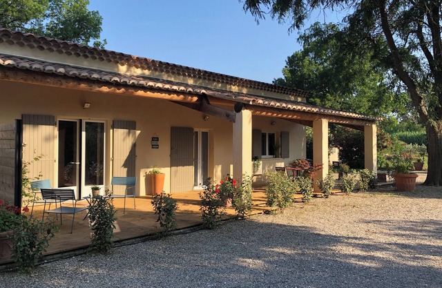 Maison en Campagne Arlésienne Avec Piscine