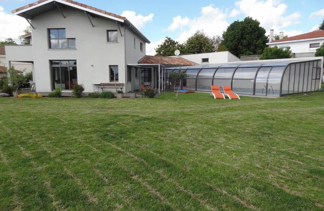 Maison Familiale, Avec Grande Piscine Couverte