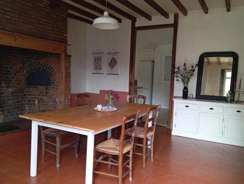 Maison normande adossée à la forêt