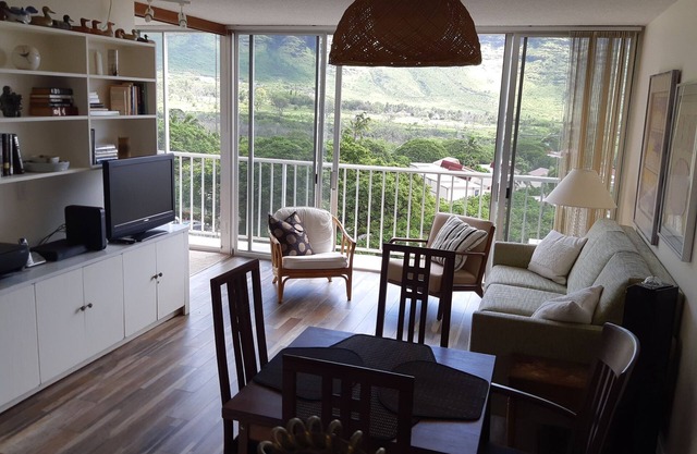 Makaha Valley Towers 1 BR - Muy pintoresco y recientemente renovado!