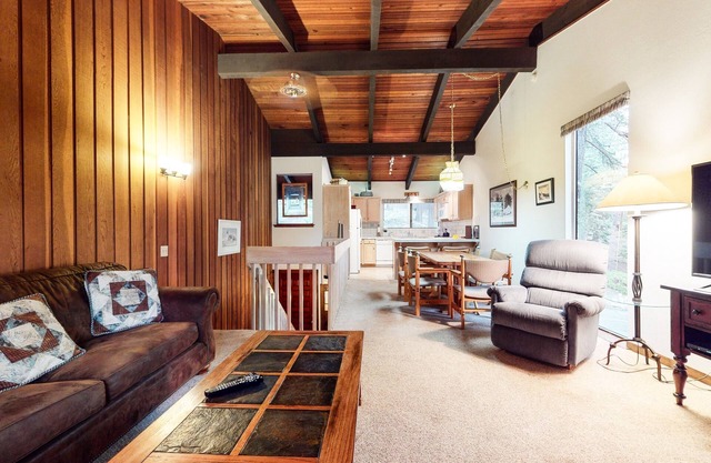 Mammoth West 101 Updated Condo, Just A Short Walk to Canyon Lodge by RedAwning