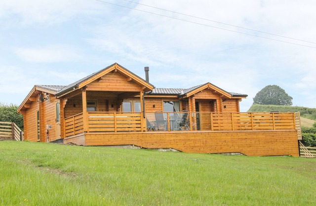 Manor Farm Lodges - Dragon Lodge, NEWTOWN