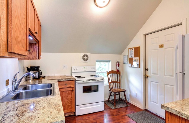 Maple Leaf Manor Suites - 3 Bedroom Apartment queen with Balcony