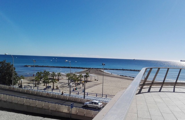 APARTAMENTO FAMILIAR 120 M A LA PLAYA, CON GARAJE, PISCINA, JARDIN Y TENIS
