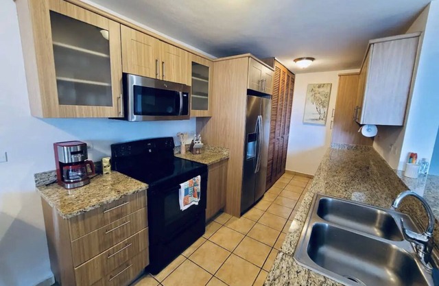 Best location with walking distance restaurants, tours and fishing charter.