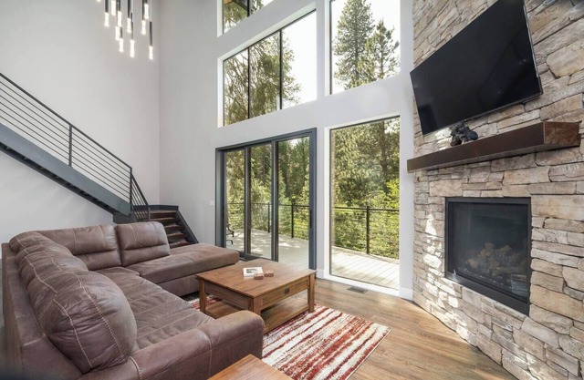 Mariposa Grove Creekside Retreat