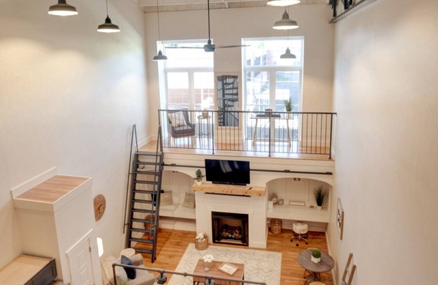 Mars Hill Retreat: Cozy 3bd - Scandi Loft Oasis