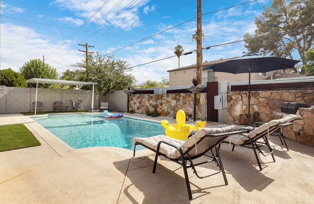 Martha's Getaway-Central PHX 5 bedroom/3bath-POOL