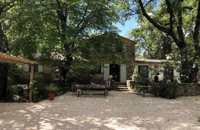 Uzès a 5 minutos en una zona tranquila, pequeña granja bonita, piscina, magnífico jardín cerrado.
