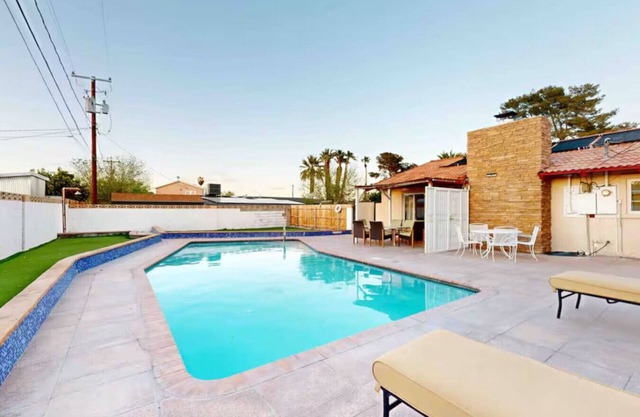 Massive 3 bedroom close to the strip!