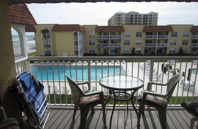 Apertura de abril / mayo $ 99 / noche, balcón soleado, con un mínimo de cuatro noches.