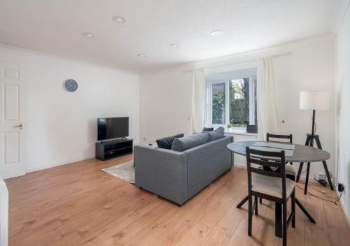 Maunsell Spacious 1 Bedroom Apartment with Parking in Crawely