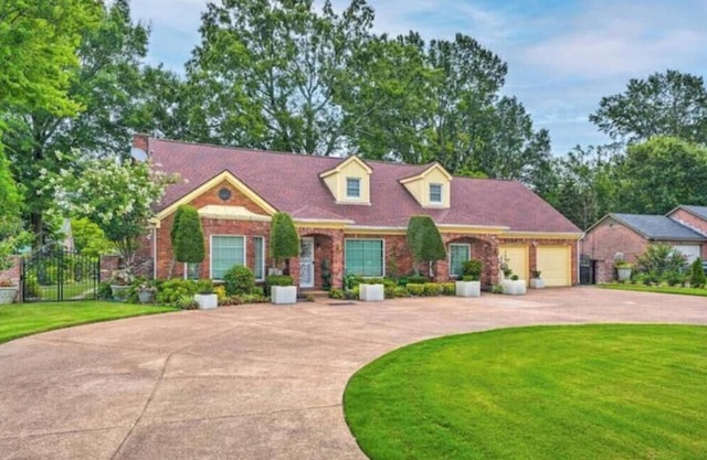 Spacious 6-bedroom house w/large entertainment room & WiFi in amazing Memphis.